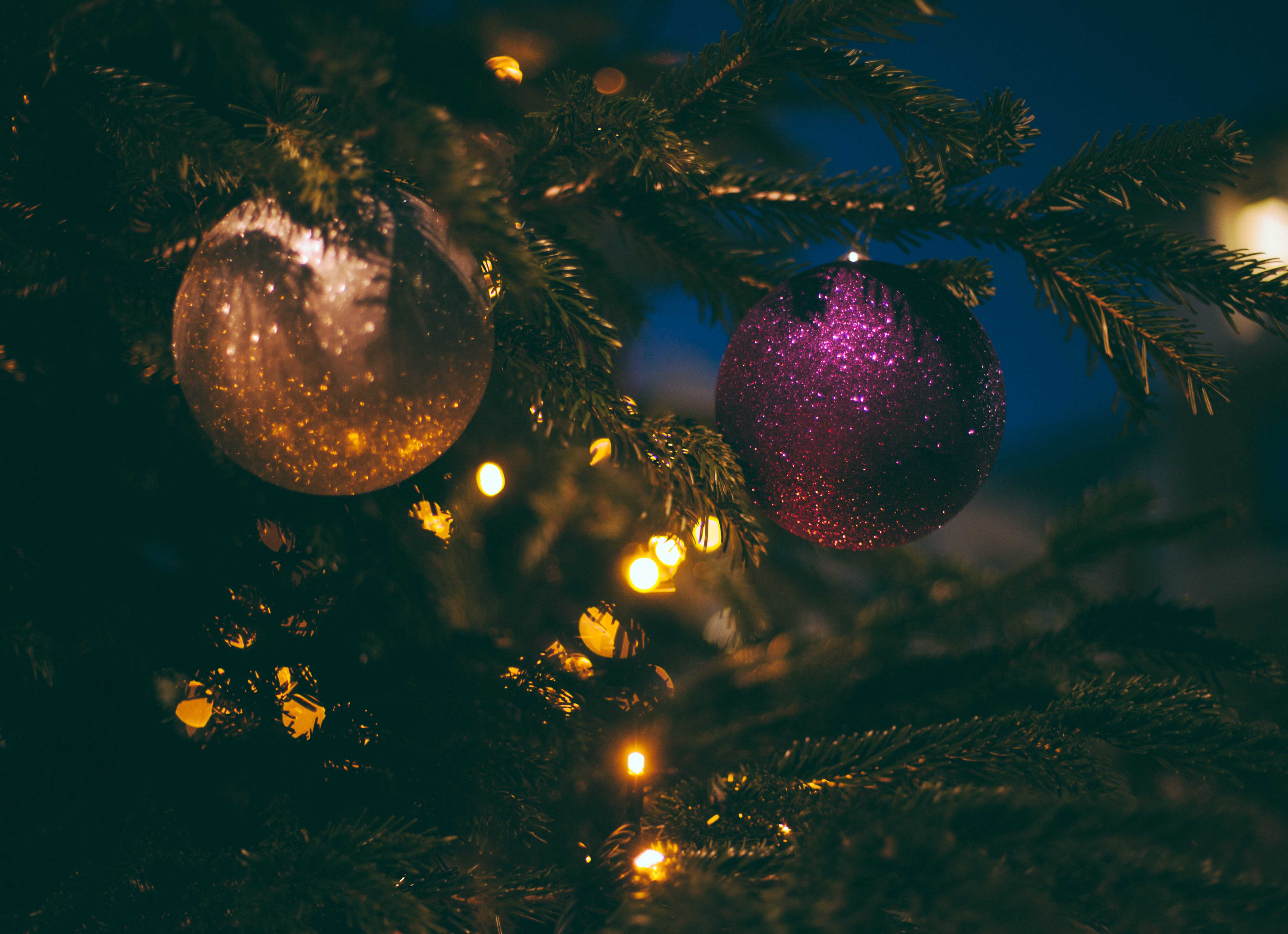 Bolas de navidad y luces en árbol de navidad